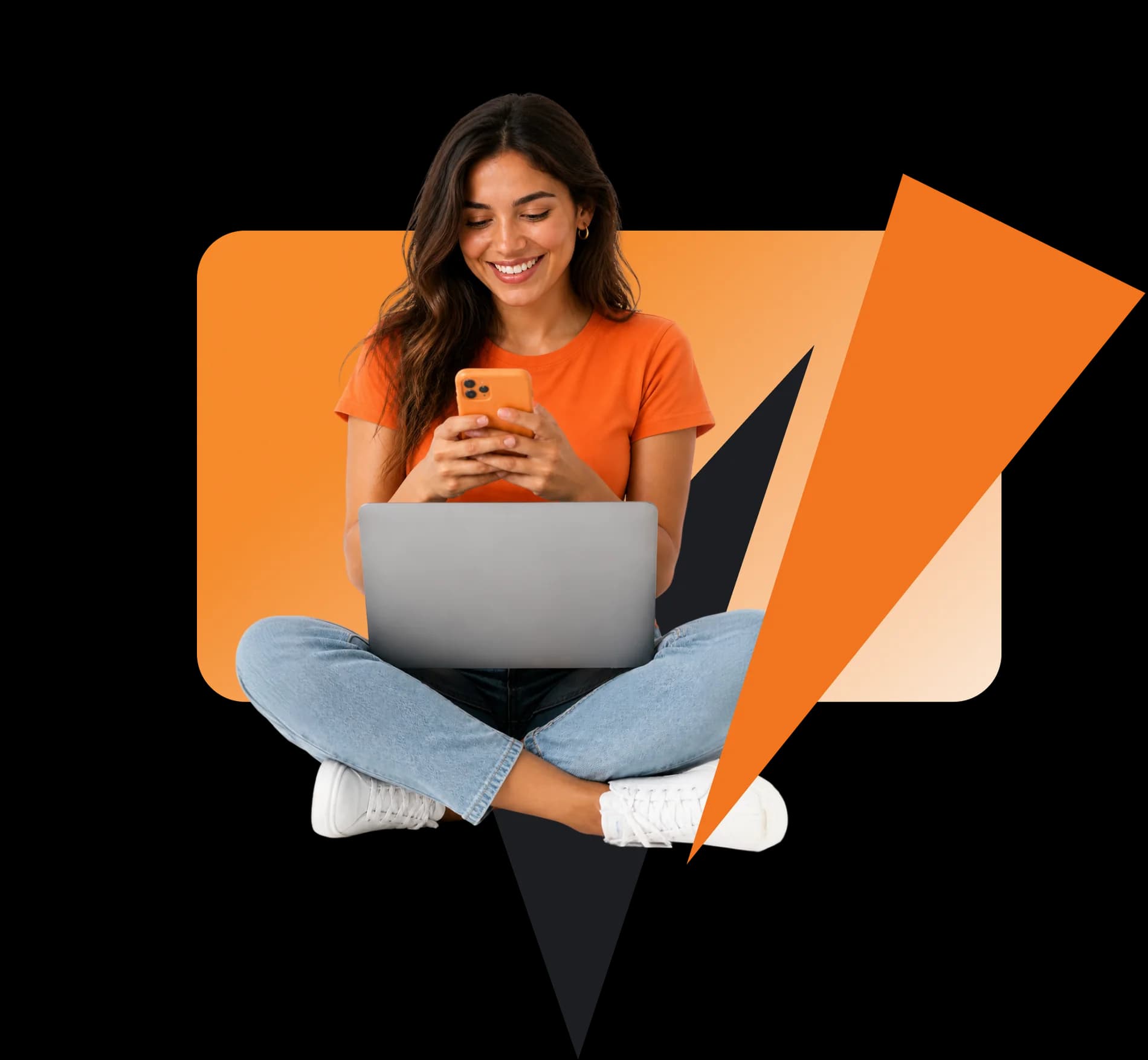 Mulher sorrindo, sentada de pernas cruzadas, com um notebook no colo e o celular nas mãos